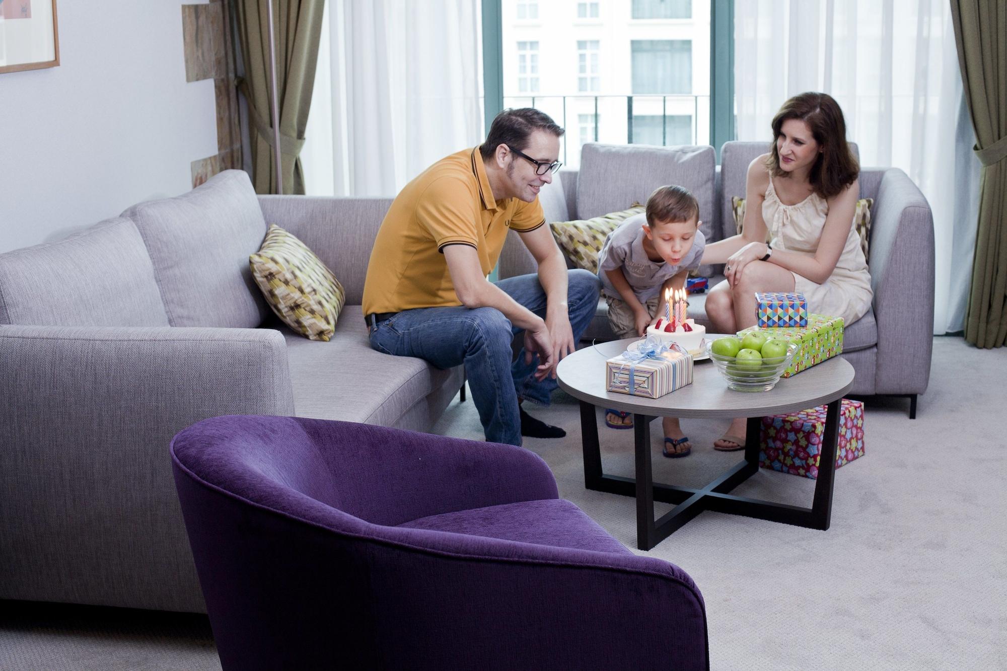 Fraser Place Robertson Walk Singapur Dış mekan fotoğraf Family in a living room