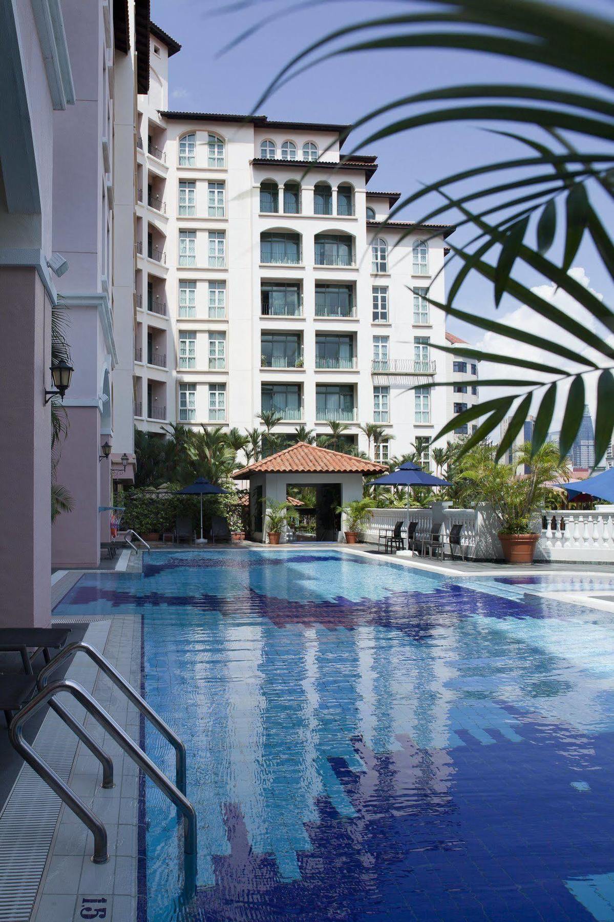 Fraser Place Robertson Walk Singapur Dış mekan fotoğraf The swimming pool at the hotel